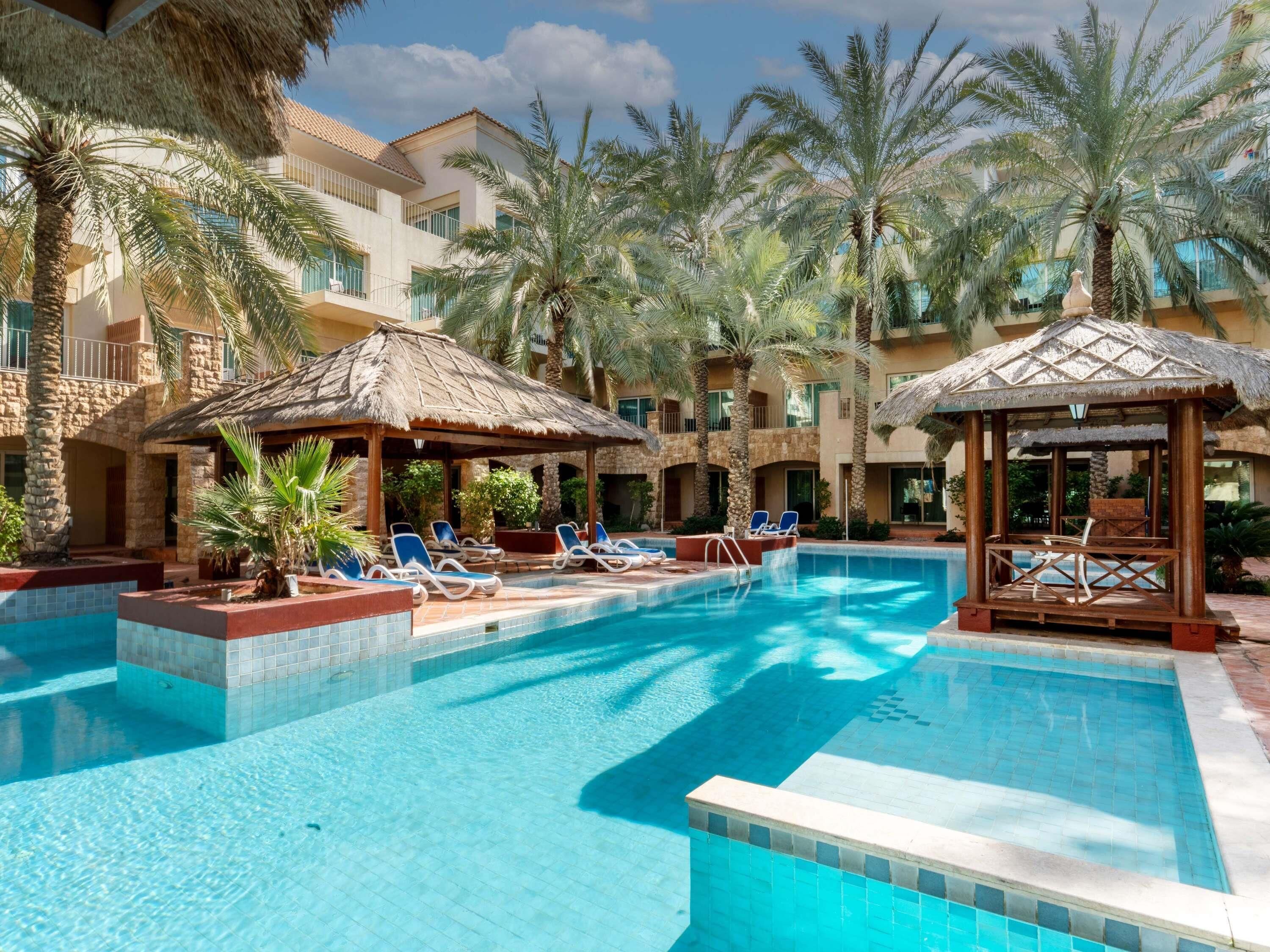 3 piscinas al aire libre, sillones reclinables de piscina