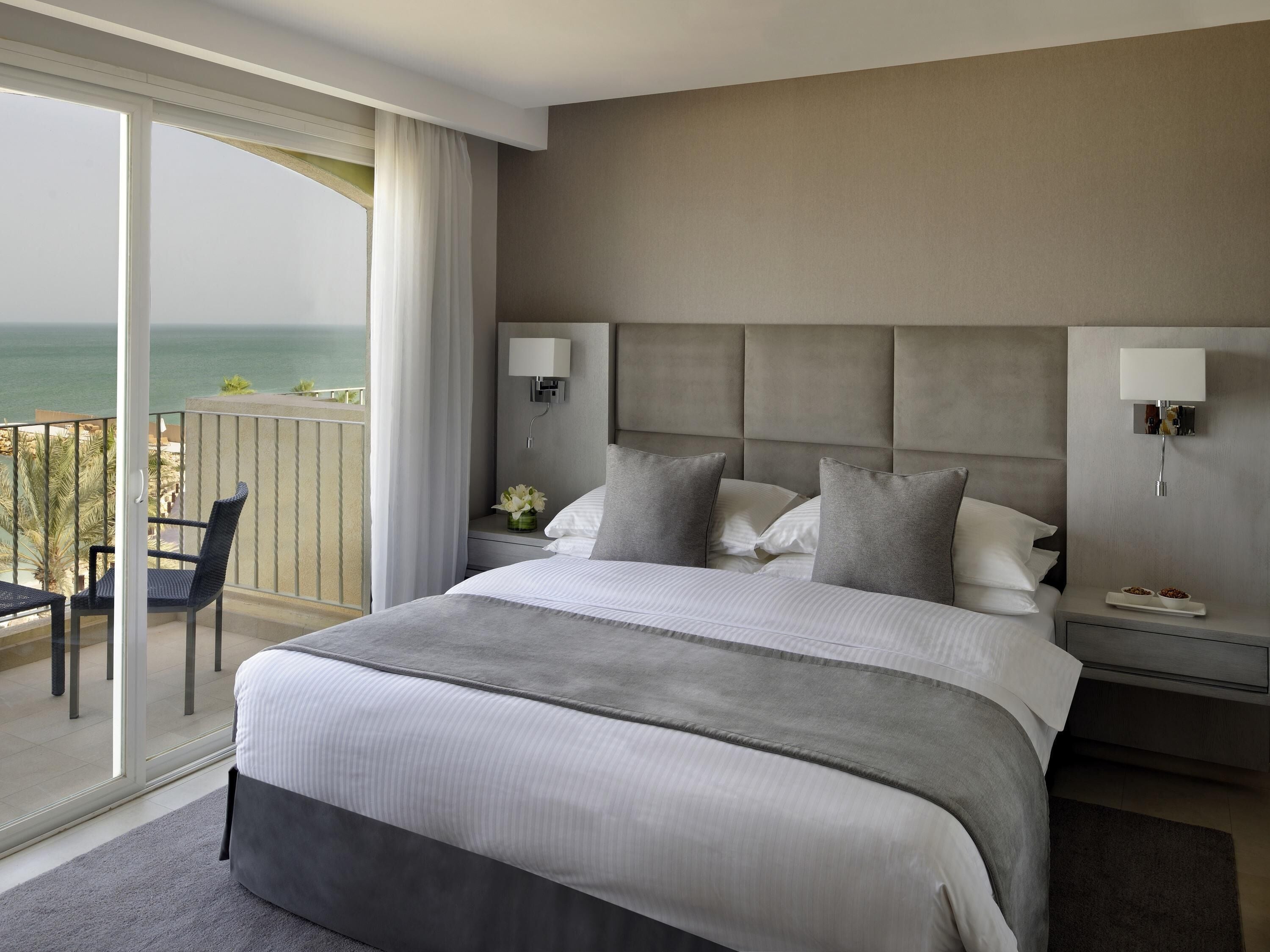 Minibar, safe på rommet, skrivebord og blendingsgardiner