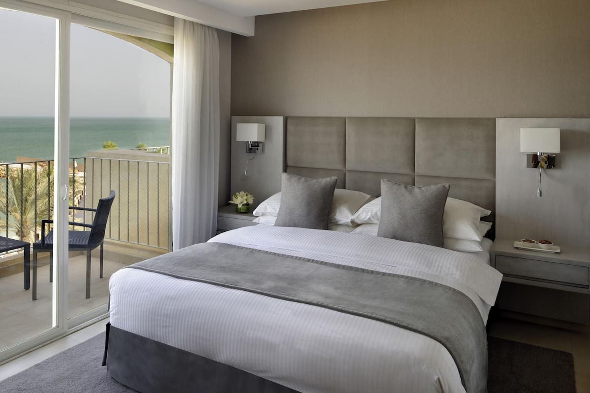 Deluxe-Suite, 2 Schlafzimmer | Minibar, Zimmersafe, Schreibtisch, Verdunkelungsvorhänge