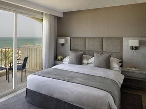 Minibar, caja de seguridad en la habitación y escritorio 