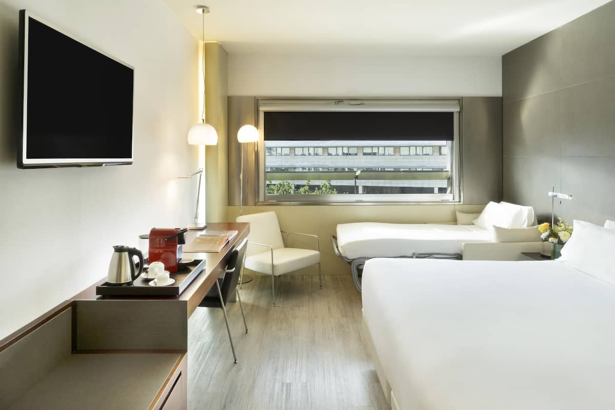 高級三人房 | 高級寢具、迷你吧、房內夾萬、書桌