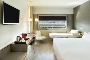 Superior driepersoonskamer | Luxe beddengoed, een minibar, een kluis op de kamer, een bureau