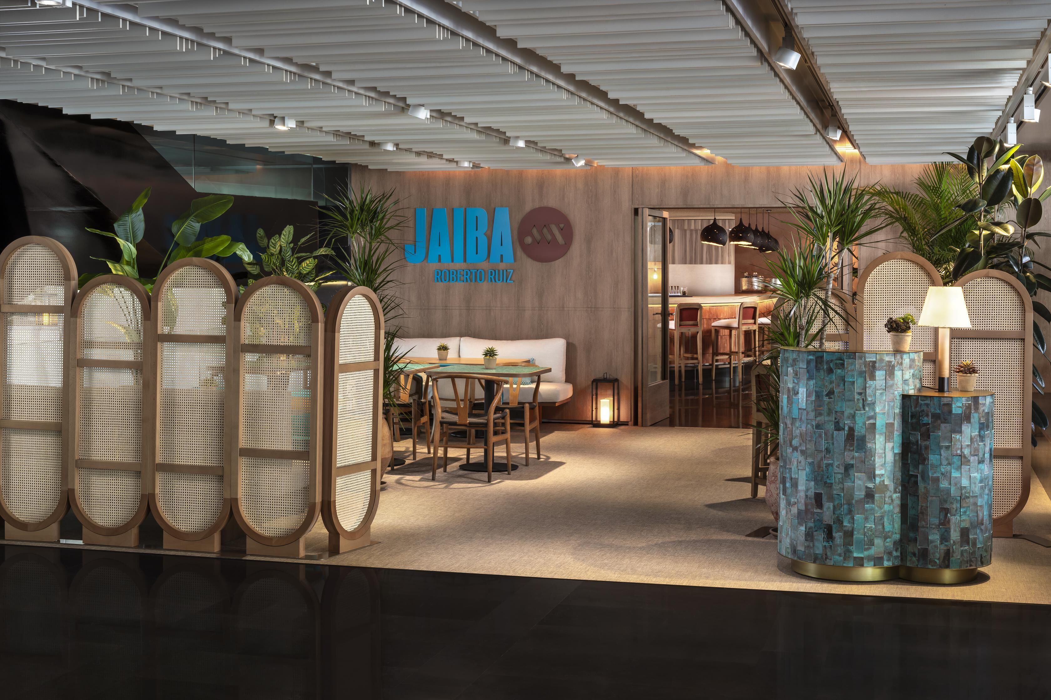 Un intérieur moderne avec un mur en bois, un canapé, une table et des plantes en pot.