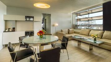 Luxe beddengoed, een minibar, een kluis op de kamer, een bureau