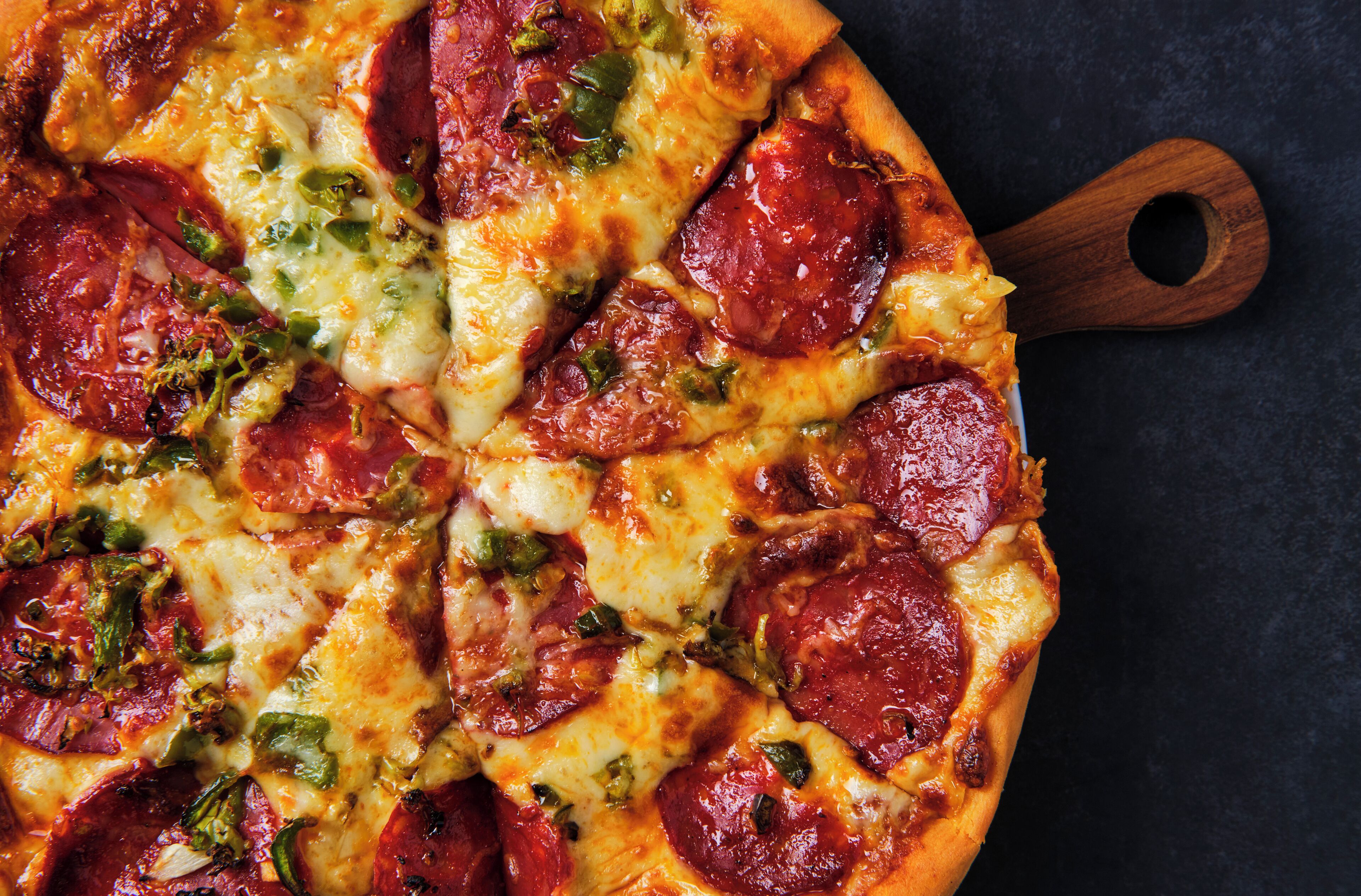 Pizza con pepperoni y pimientos verdes.