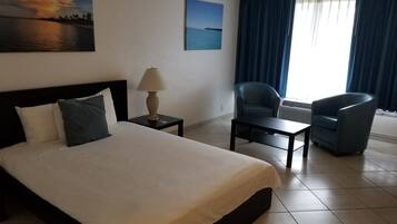 Sengetøy av topp kvalitet, skrivebord og blendingsgardiner