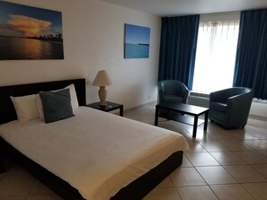 Premium bedding, desk, blackout drapes, iron/ironing board - Dolphin Key Resort (Cape Coral)