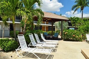 Outdoor pool, pool umbrellas, sun loungers - Dolphin Key Resort (Cape Coral)