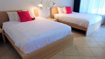 Habitación estándar, 2 camas dobles | Ropa de cama de alta calidad, escritorio, cortinas opacas
