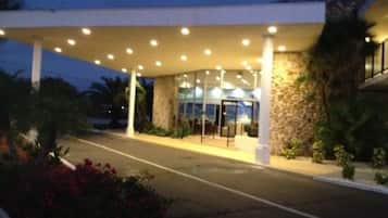 Vista frontal de la propiedad por la tarde o noche