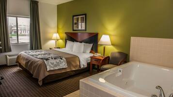 Senger med overmadrass, skrivebord og blendingsgardiner