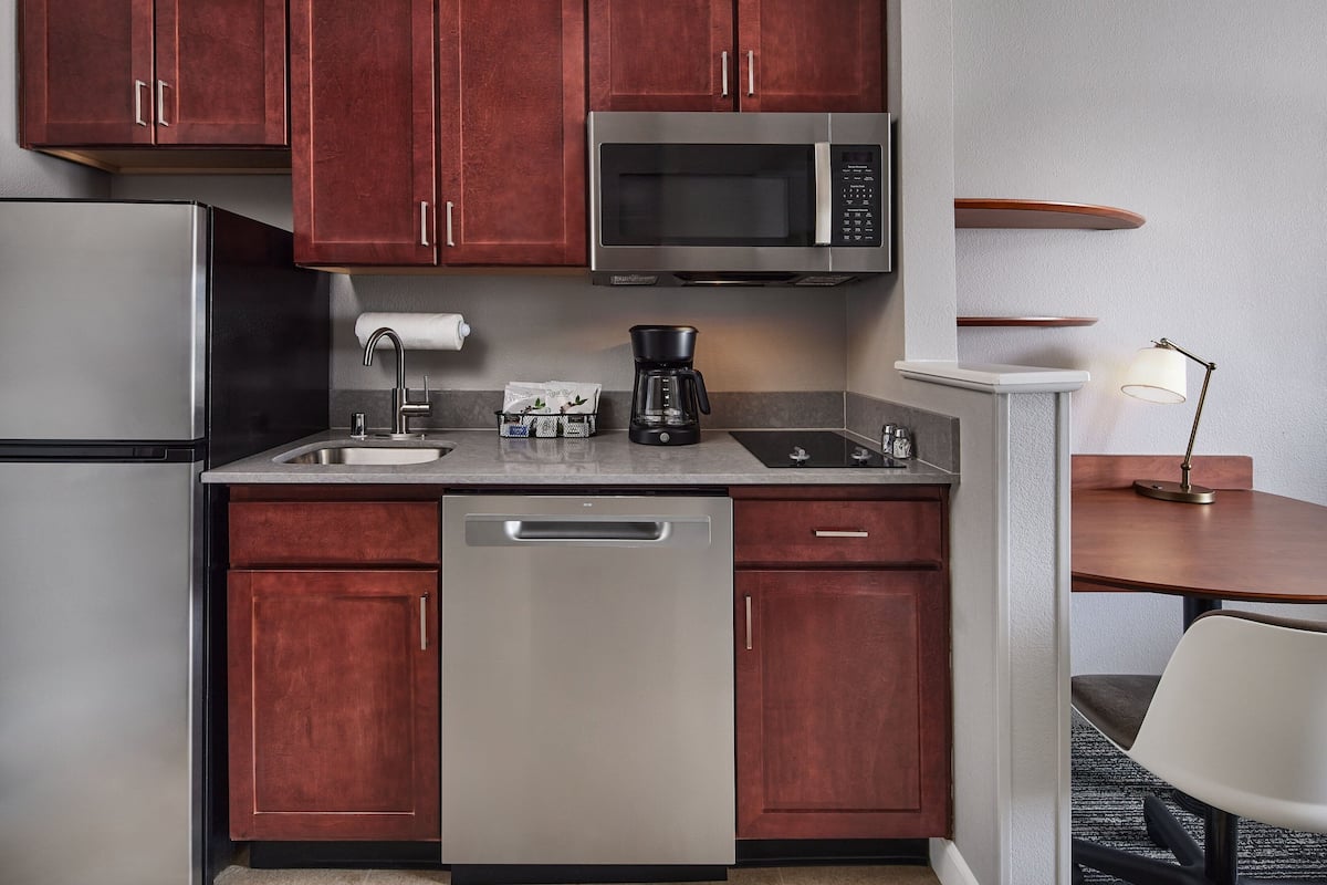 full-sized fridge, microwave, oven, stovetop