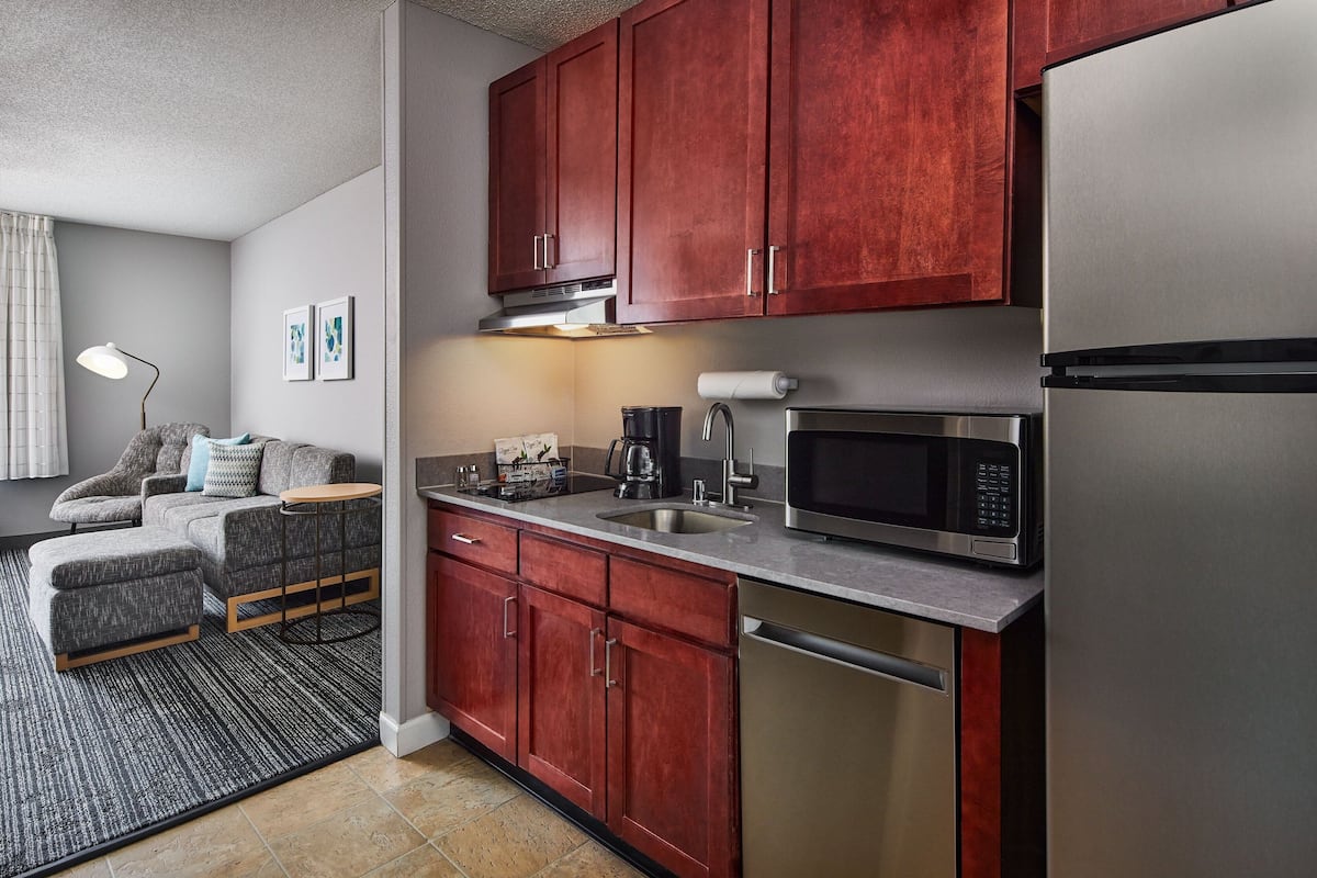 full-sized fridge, microwave, oven, stovetop