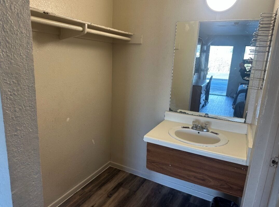 Photo - Best Economy Inn & Suites