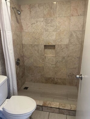 Doppelzimmer | Badezimmer | Kostenlose Toilettenartikel, Handtücher