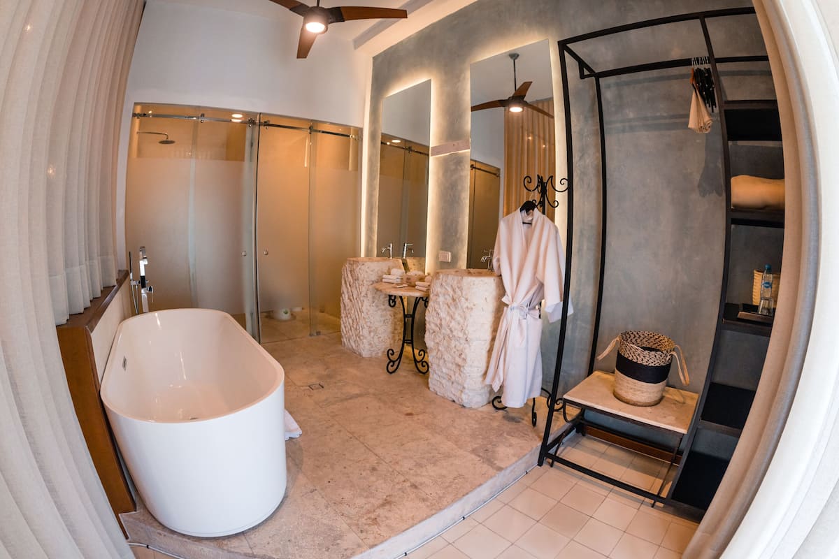 Presidential-Studiosuite, Badewanne | Badezimmer | Kostenlose Toilettenartikel, Haartrockner, Bademäntel, Handtücher
