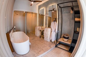 Suite estudio presidencial, tina | Baño | Amenidades de baño gratuitas, secadora de cabello, batas, toallas 