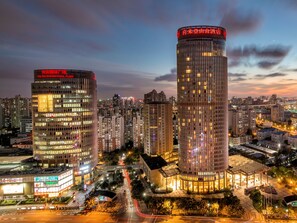 숙박 시설 정면 - 저녁/밤