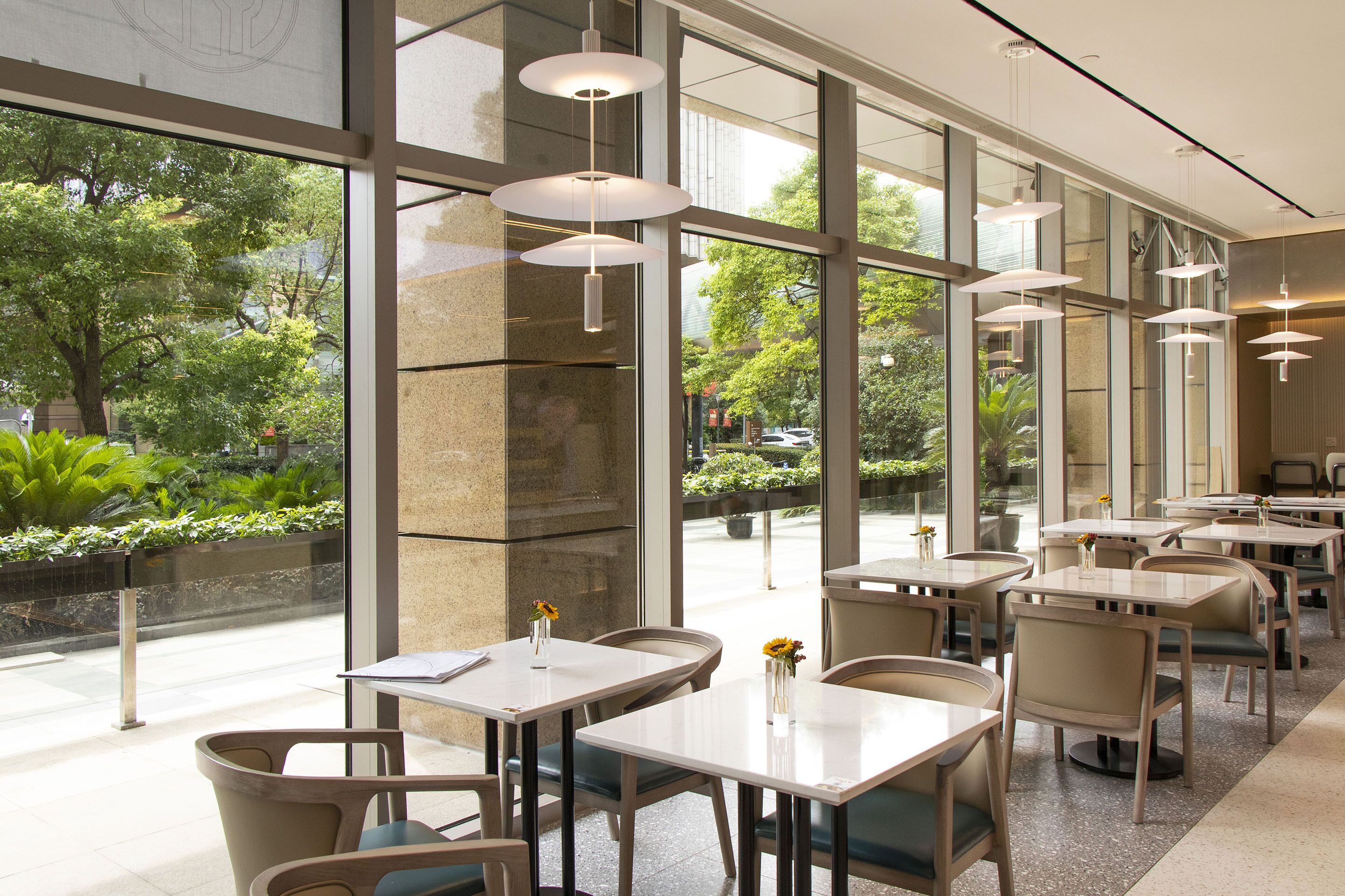 3 restaurants, breakfast served