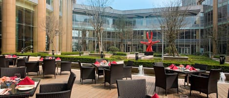 3 restaurants, breakfast served