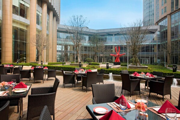 3 restaurants, breakfast served