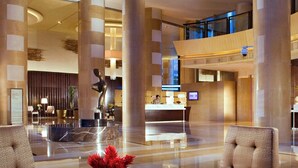 A spacious lobby with high ceilings, large columns, and a central reception desk. - Sheraton Grand Shanghai Pudong Hotel & Residences (Shanghai)
