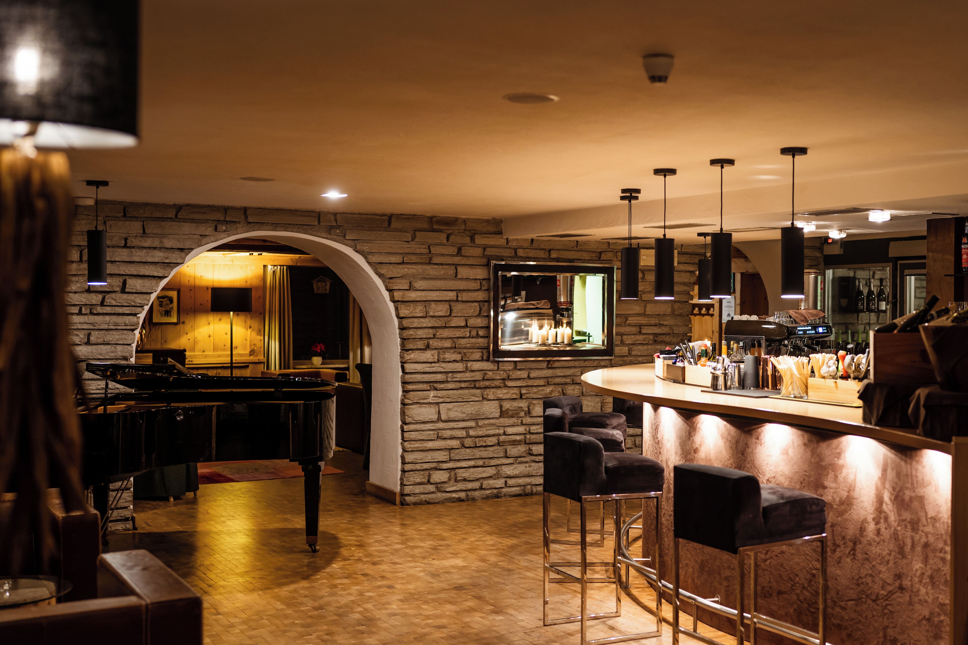 serves breakfast and dinner