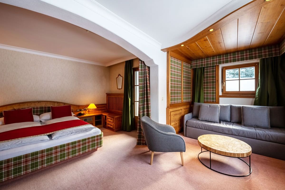 Deluxe driepersoonskamer, 1 tweepersoonsbed met slaapbank, balkon | Donzen dekbedden, een minibar, een kluis op de kamer, een bureau