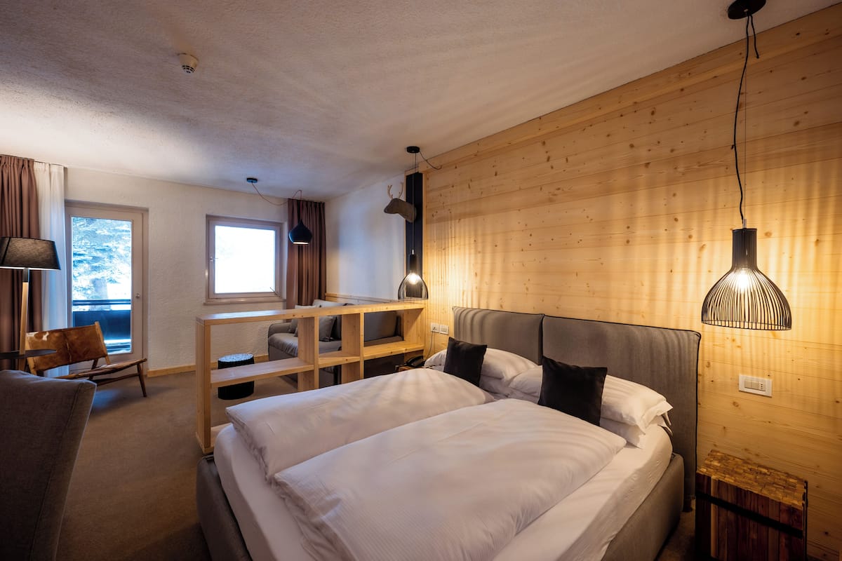 Edredón, minibar, caja de seguridad en la habitación y escritorio