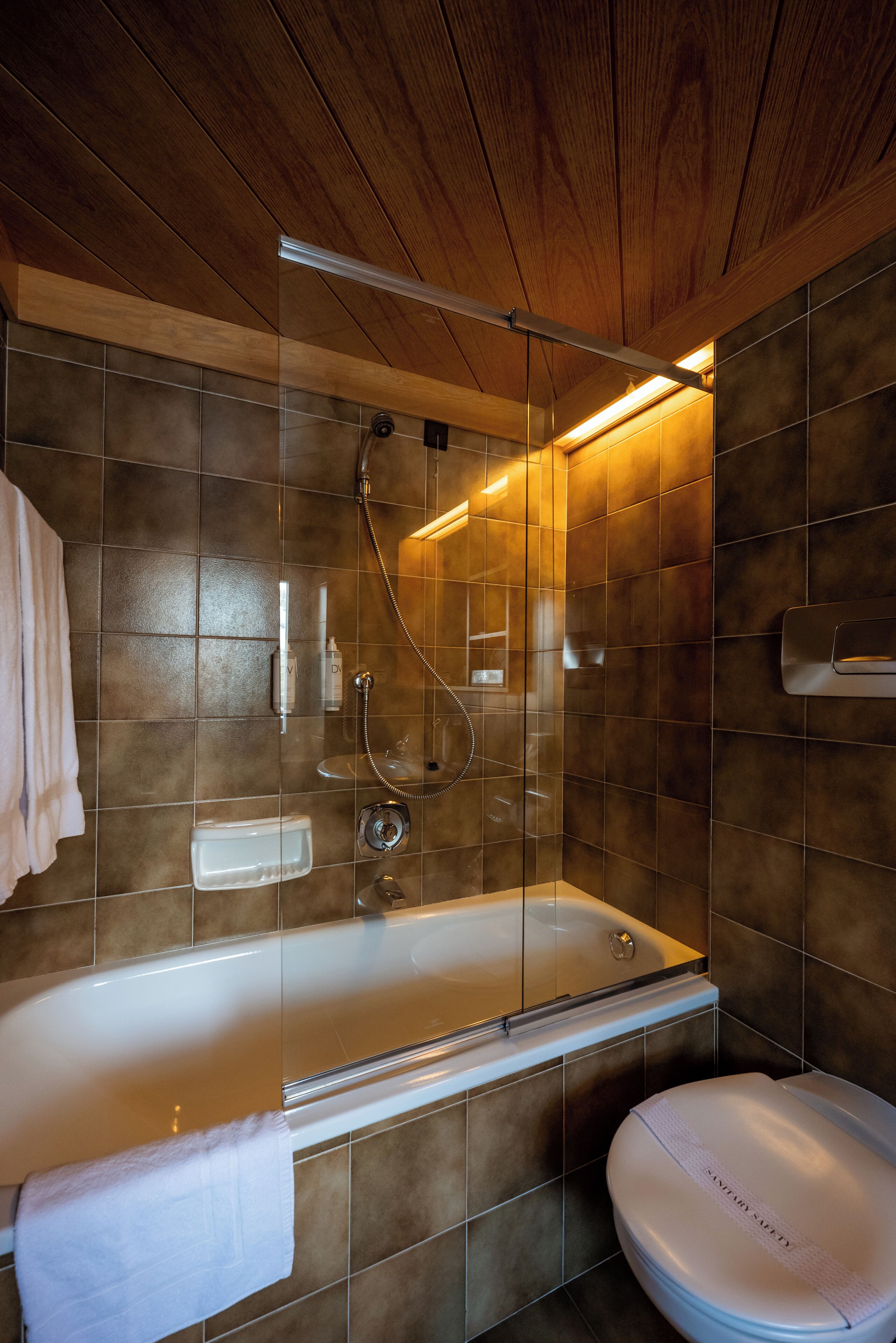 basic double room, 1 double bed | bathroom | free toiletries, hair dryer, bathrobes, slippers