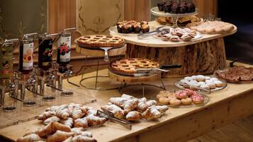 Café da manhã com buffet grátis todos os dias