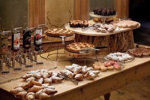 Free daily buffet breakfast - Sporthotel Teresa (Badia)