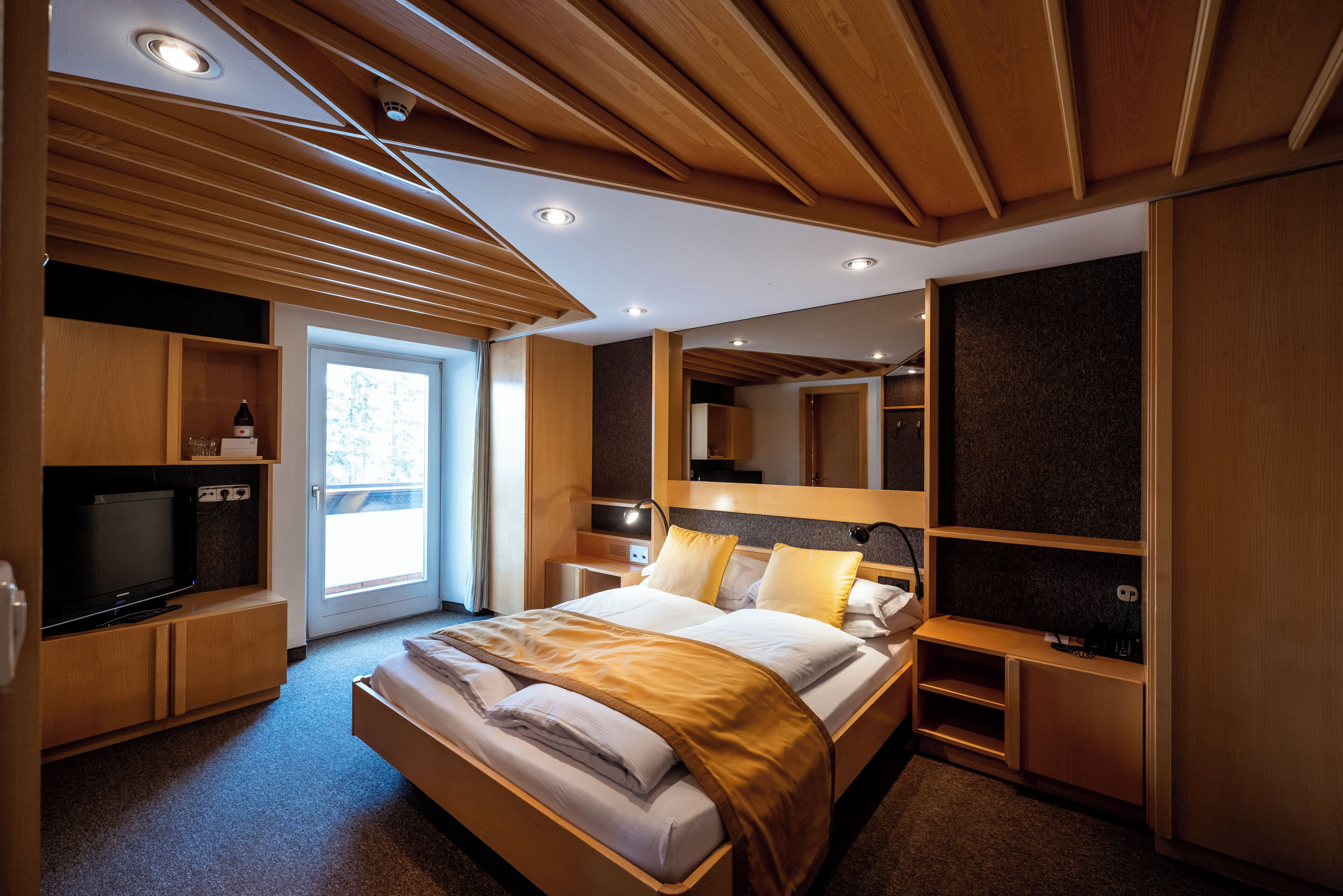 basic double room, 1 double bed | 1 bedroom, down duvets, minibar, in-room safe