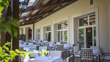 Breakfast, lunch and dinner served