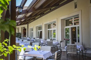 Breakfast, lunch and dinner served