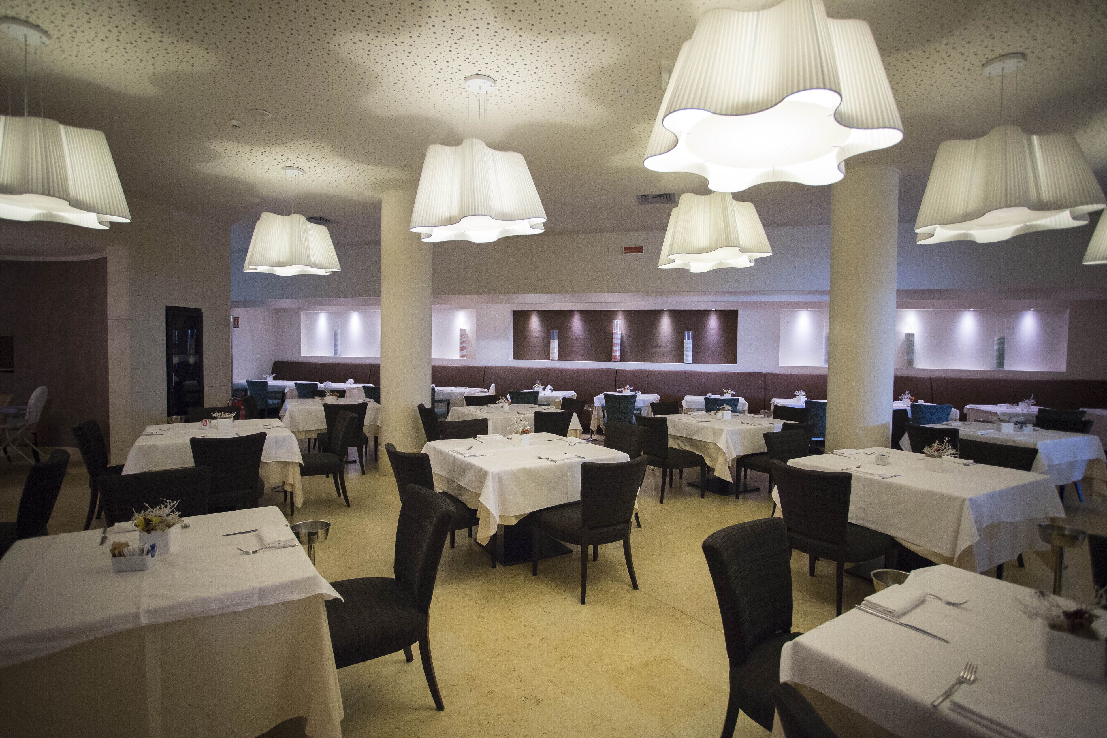 breakfast, lunch and dinner served