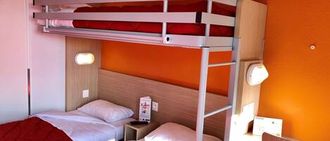 Quarto com beliche, duas camas, cabeceira de madeira, mesinha de cabeceira e criado-mudo.
