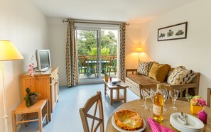 40-厘米电视 （配备有线频道）、书