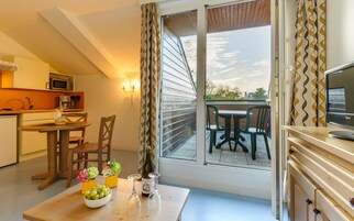 Televisión 40 cm con canales de televisión por cable, libros