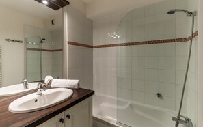 Separate bathtub and shower, hair dryer - Résidence Lagrange Vacances Le Domaine de Bourgeac (Paradou)