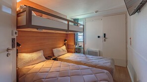 Escritorio, cortinas opacas, sistema de insonorización y wifi gratis