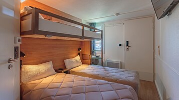 Escritorio, cortinas blackout, sistema de insonorización y wifi gratis 