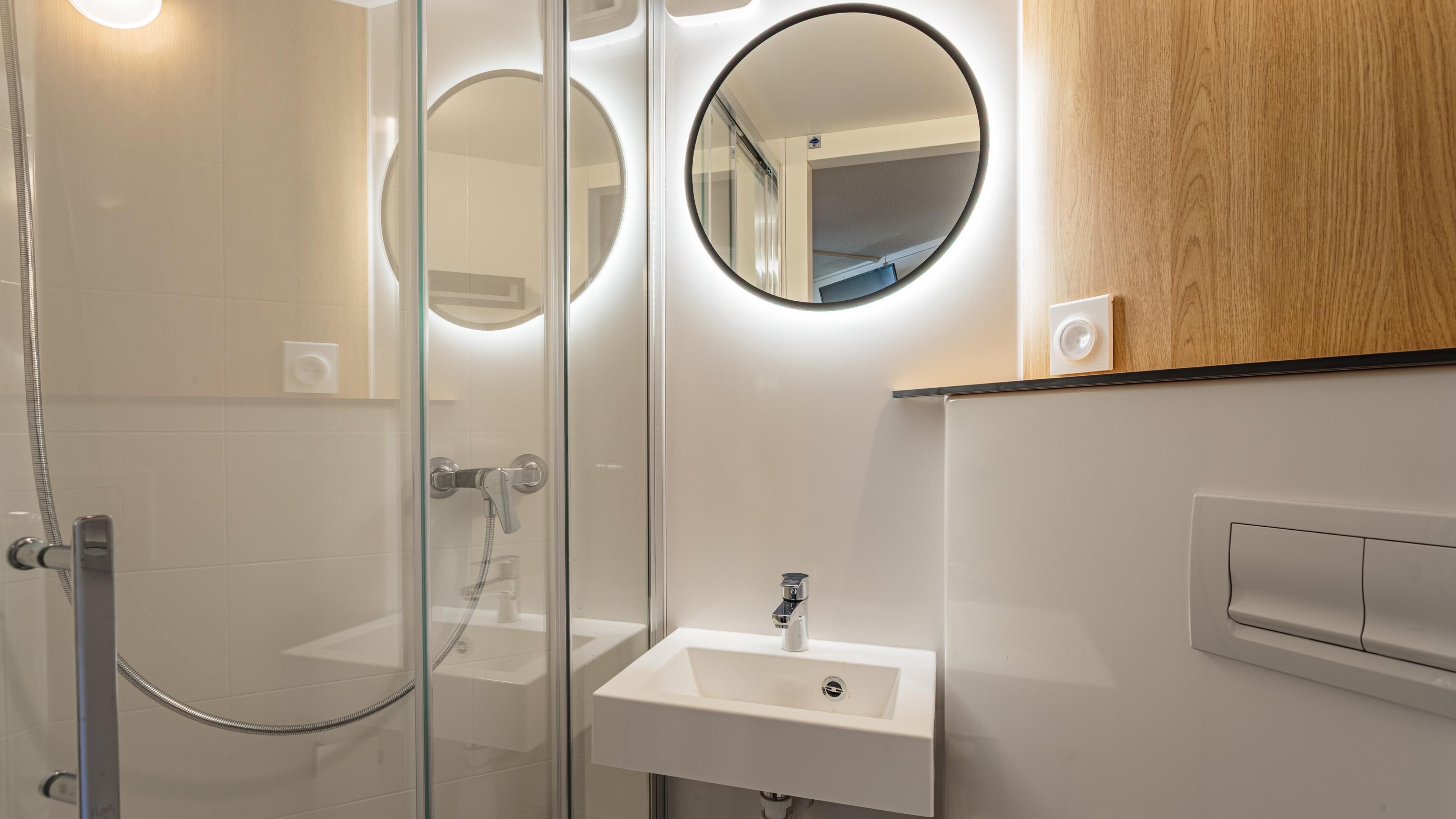Douche, douche à « effet pluie », articles de toilette écologiques