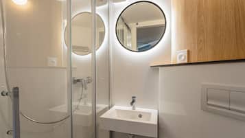 Douche, douche à « effet pluie », articles de toilette écologiques