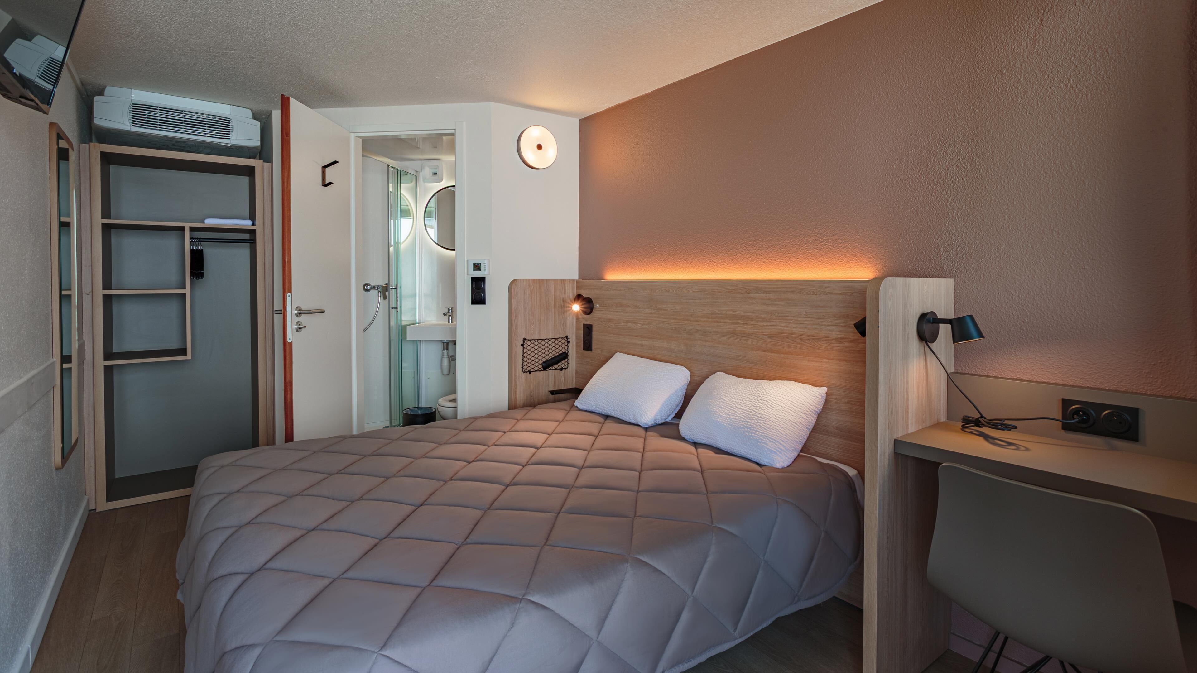 Standard Room, 1 Queen Bed | Desk, blackout drapes, soundproofing, WiFi (free)
