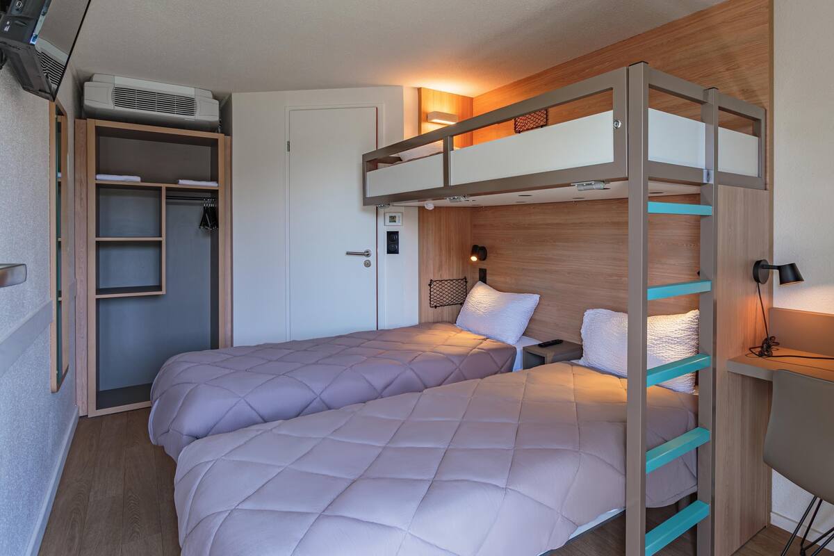 Desk, blackout curtains, soundproofing, free WiFi