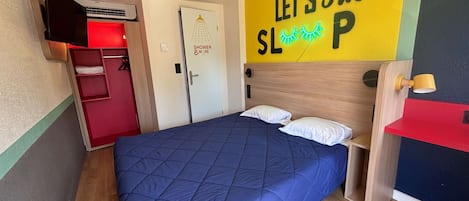 デスク、遮光カーテン、WiFi (無料)、ベッドシーツ