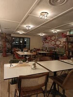 Se sirven almuerzos y cocina francesa