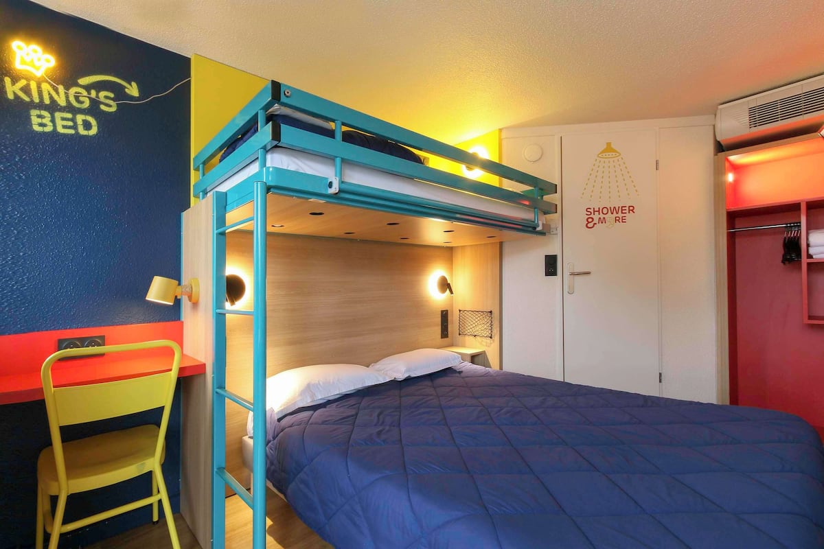 Kamar Standar, Beberapa Tempat Tidur (1 Double and 1 Single bed) | Meja kerja, tirai kedap cahaya, Wi-Fi gratis, dan seprai linen