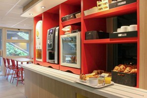 Petit déjeuner buffet (13.90 EUR par personne)